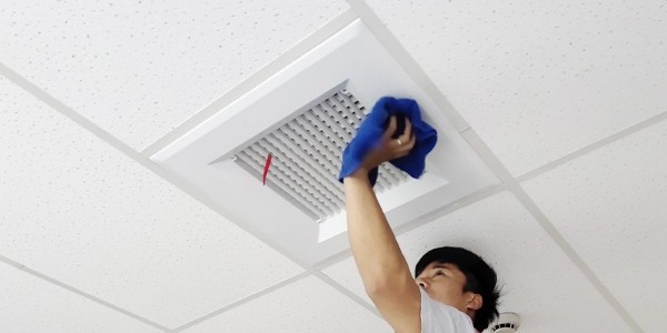 疫情期間，展廳中央空調(diào)清洗需要特別注意，過濾網(wǎng)、蒸發(fā)器、送風(fēng)安裝和過濾網(wǎng)散片等地方的消毒清洗工作要多加留意進(jìn)。