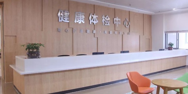 3）熟悉醫(yī)院建筑情況，根據(jù)建筑平面圖確定空調(diào)、通風(fēng)安裝的位置，根據(jù)使用時間、潔污程度、特殊要求等，來劃分空調(diào)通風(fēng)安裝，安裝配置要科學(xué)，不能過大不能過小，安裝要控制方便，對潔凈度有要求、嚴重污染房間應(yīng)分別獨立自成一個安裝。 4）空調(diào)、通風(fēng)安裝安裝，必須要遵循一個條件：潔、污獨立，避免出現(xiàn)交叉感染的情況。 5）醫(yī)院中央空調(diào)安裝回風(fēng)口應(yīng)該設(shè)置低、中效過濾器，新風(fēng)安裝需根據(jù)室外空氣潔凈等級設(shè)置粗效過濾網(wǎng)、中效二級過濾器。