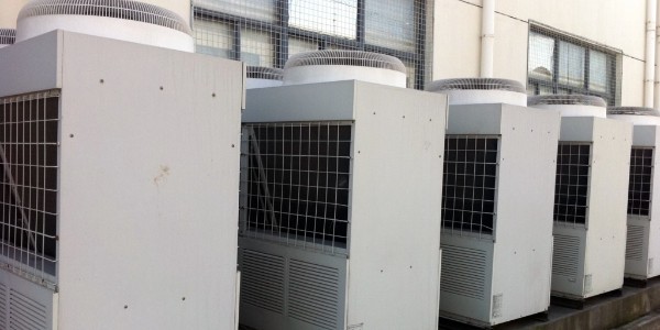 如何應(yīng)對校園出現(xiàn)“天價”熱水？空氣能熱水器讓師生用水更安心！